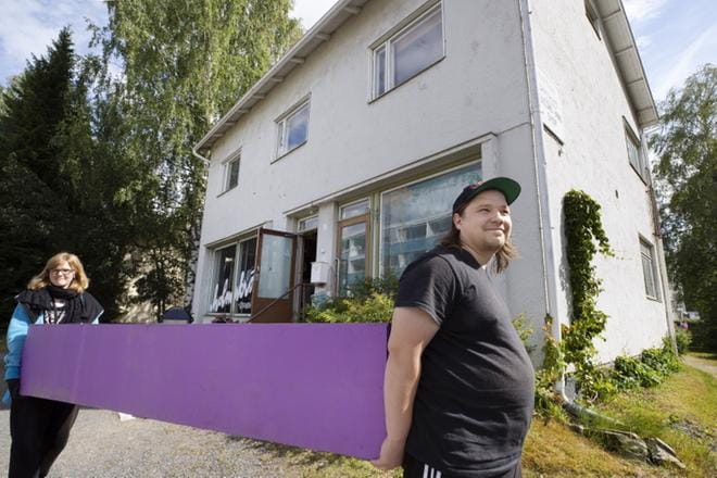 Selmu ry:n Preppaamon työntekijä Salla Oravamäki ja Tuomo Tuuttila valmistelevat juhlapaikkaa. – Toivoisin, että paikalle tulisi niitäkin, jotka kävivät täällä ennen juhlimassa, Tuuttila kertoo. KUVA: JOUKO HÄNNINEN