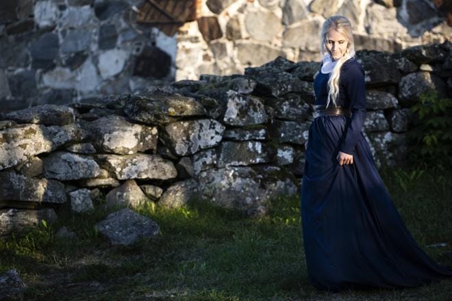 Johanna Valkama kuuli lapsena seinäjokelaisilta isovanhemmiltaan tarinoita nuijasodasta ja vaikuttui. Hänen uudessa romaani- sarjassa seurataan nuorta leskeä Ilkkalan Susannaa nuijasodan jälkeisissä kuohuissa. KUVA: JANICA LÖNN