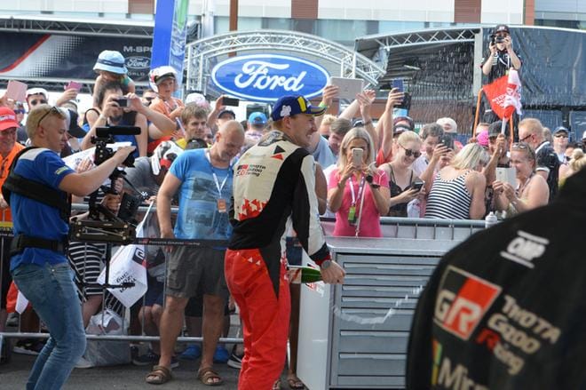Jari-Matti Latvala juhli Toyotan huoltopilttuussa omaa kolmatta sijaansa sekä tallikaverinsa Ott Tänäkin voittoa. KUVA: ELLA NURMI