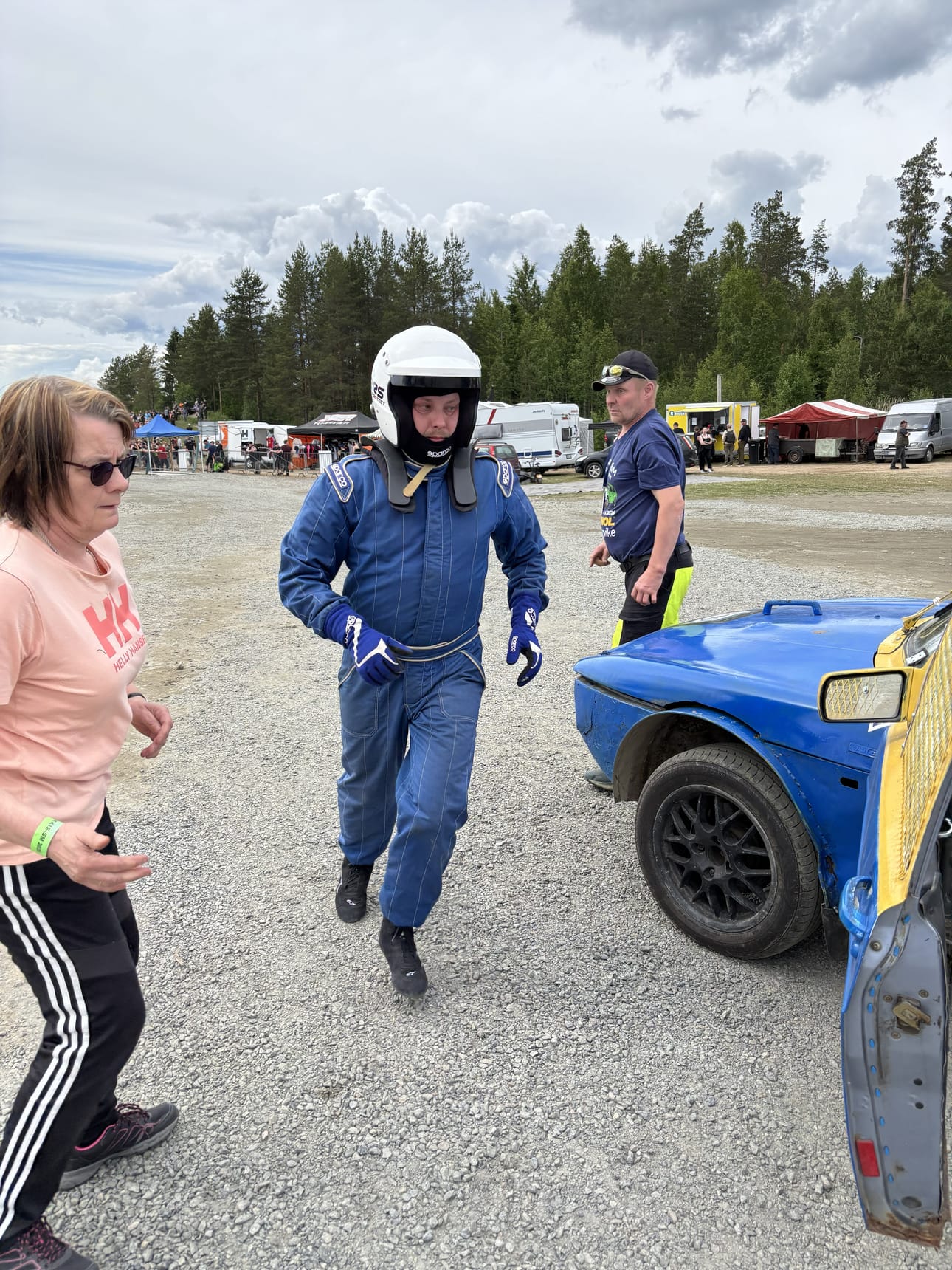 Topi Mäkysen bensapumppu hajosi juuri lähtöpaikalla. Korjaus onnistui, mutta se kesti vain pääsuoran loppuun asti. Topin äiti Kirsti Mäkynen kiiruhti myös apuun.