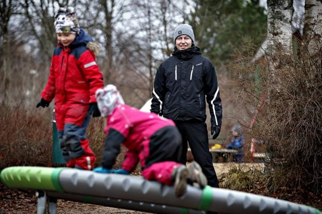 Tuomas Viita vietti isänpäivänä aikaa lastensa Topiaksen ja Elsin kanssa muun muassa leikkipuistossa. Päivän ohjelmaan kuului myös ruokailu ravintolassa. – Aamulla sain isäinpäivälahjat ja keksejä, Viita kertoo. KUVAT: TOMI KOSONEN