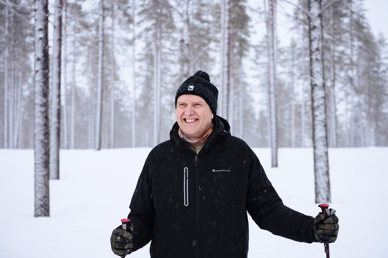 Metsähallituksen pääjohtaja Juha S Niemelä arvioi, että metsätaloustoimia tehdään nykyistä suuremmilla pinta-aloilla jos avohakkuut lopetetaan.