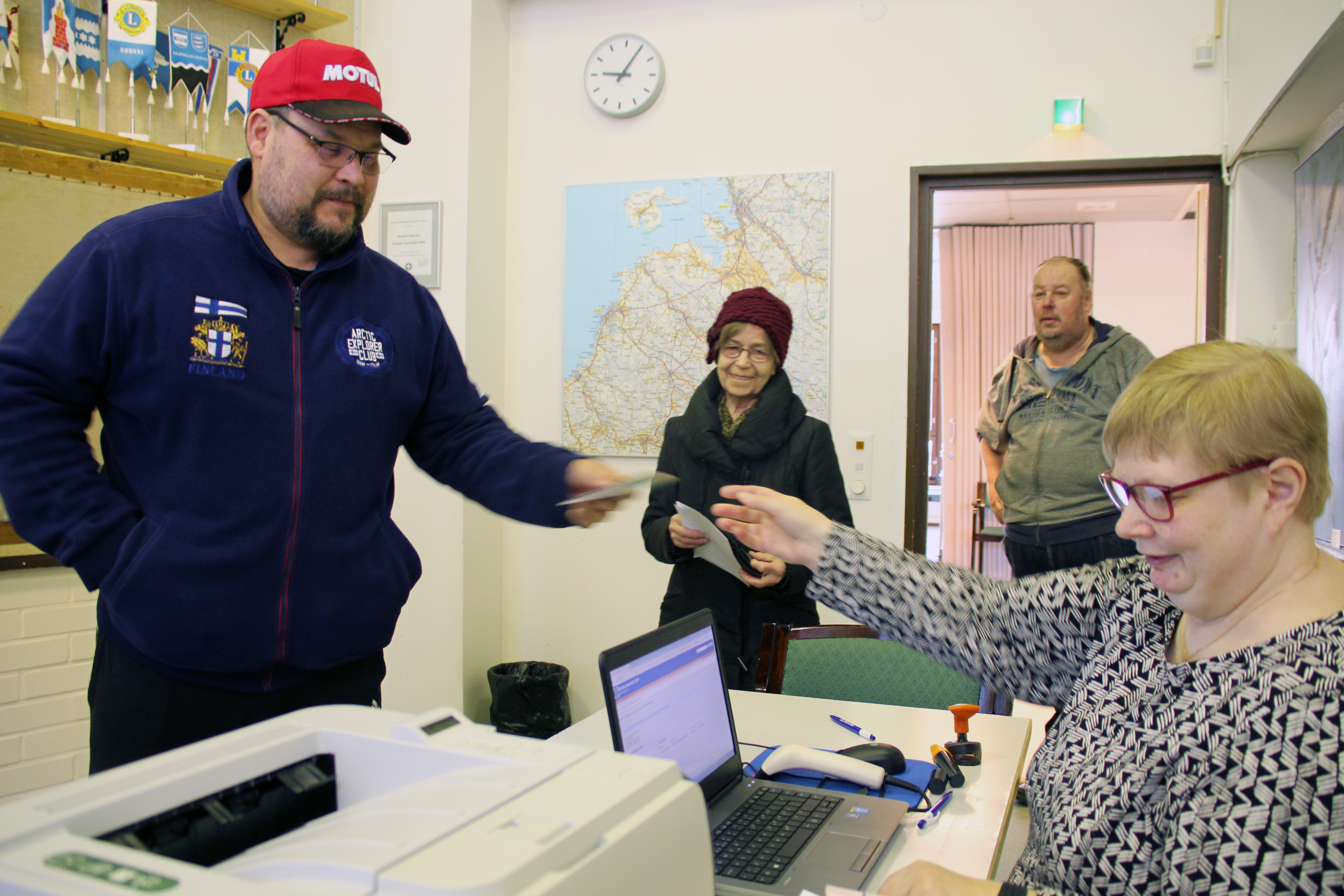 Uurnille ovat tulossa Jarkko Ylikulju, Ritva Luomajoki ja Kari Käsmä. Pöydän takana vaalivirkailija Minna Kokkonen.