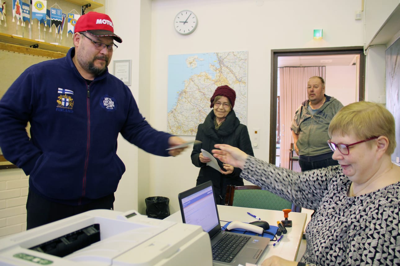 Uurnille ovat tulossa Jarkko Ylikulju, Ritva Luomajoki ja Kari Käsmä. Pöydän takana vaalivirkailija Minna Kokkonen.