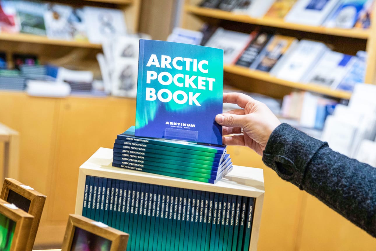 Arktikum on julkaissut uuden kirjan, Arctic Pocket Bookin. ”Teokseen on tiivistetty Arktikumin näyttelyiden teemat lyhyesti houkuttelevin kuvin. Teos sisältää muun muassa täsmäfaktoja Lapista, revontulista ja poroista.”