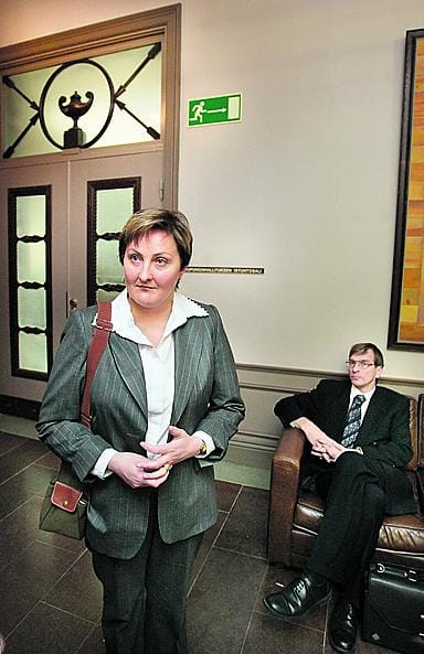 Aino-Maija Luukkonen tuli perjantaina ensimmäisenä kaupunginhallituksen haastattelusta, kun Ilpo Kähkönen vielä odotteli vuoroaan hieman ennen kello 10:tä.