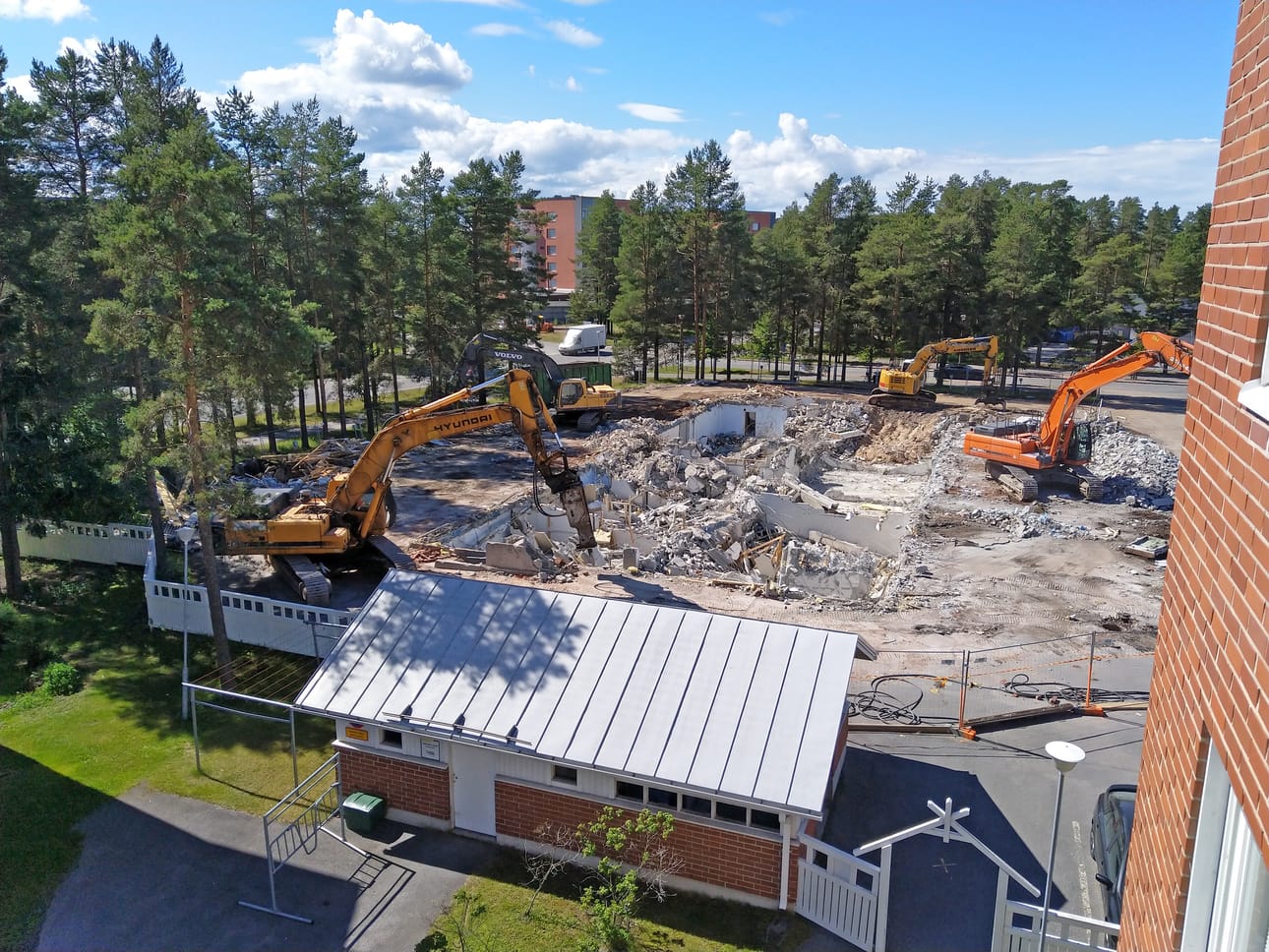 Nelisenkymmentä vuotta Kempeleen keskustassa palvellut Tiilitori on pian muisto. Parhaillaan puretaan kellaritiloja.