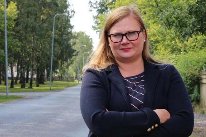 Kaskisten perusturvajohtaja Tiia Krooks sanoo virkamiehenä seisovansa myös suomenkielisten koulutusmahdollisuuksien puolella. – Meidän täytyy tarjota yhtälaiset mahdollisuudet. Ei voi ajatella, että suomenkieliset joutuvat hakemaan koulutusta niin pitkältä kuin pippuri kasvaa.KUVA: LOTTA KALLIO