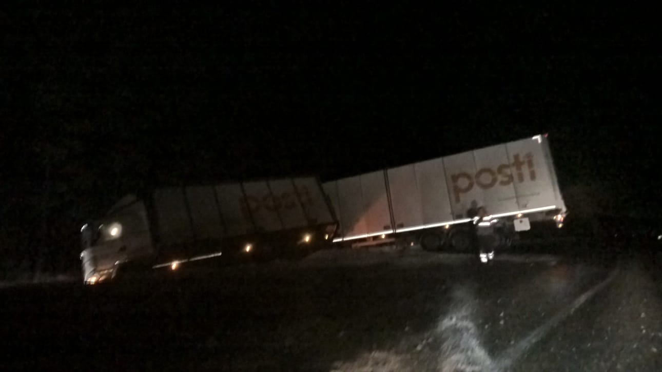 Lukijan mukaan tie on mustalla jäällä rekan suistumispaikalla.