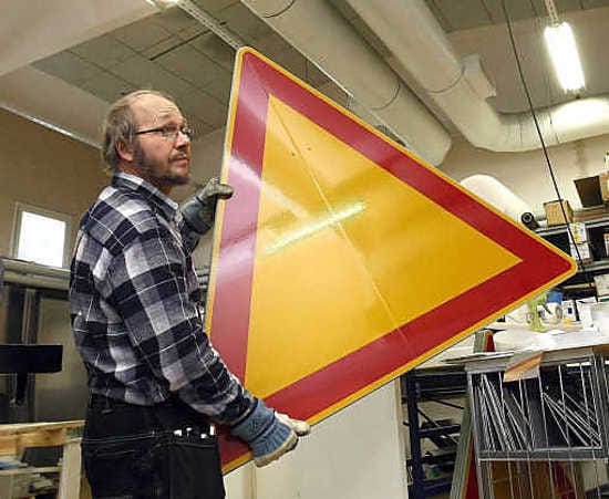 Liikennemerkkejä on kolmea eri kokoluokkaa. Suurimpia, kuten Veikko Päätalon esittelemää väistämisvelvollisuutta risteyksessä osoittavaa merkkiä käytetään erityisesti moottoriteillä