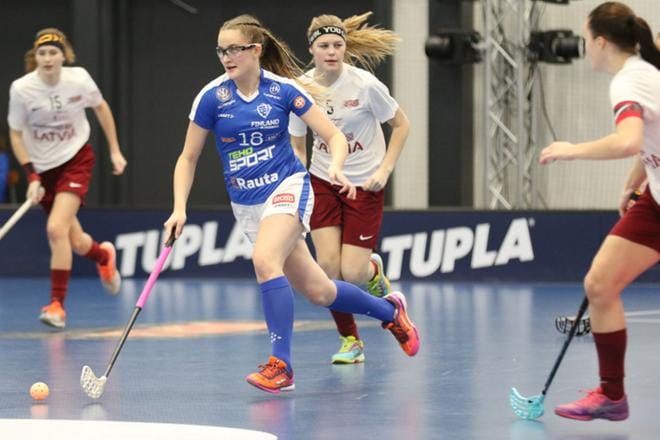 Vaasalainen Elisa Virtanen pelasi Suomen alle 16-vuotiaiden tyttöjen maajoukkueessa, joka kaatoi Latvian lukemin 11–4 ja 12–3 Tampereella. Kuva: Esa Takalo