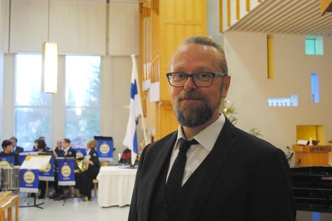 Antti Paalanen sai kulttuuripalkinnon itsenäispäivän juhlassa Alavudella. KUVA: EEVA-LIISA KULJU