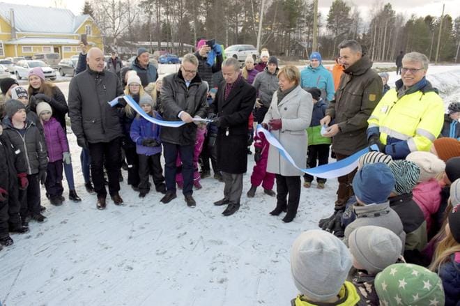 Noin 2,5 kilometriä pitkän kevyen liikenteen väylän avajaisissa nauhan leikkasivat Veijo Rajamäki ely-keskuksesta (vas.), kunnanvaltuuston puheenjohtaja Peter Östman, ely-keskuksen johtaja Anders Östergård, kunnanjohtaja Gun Kapténs, kunnanhallituksen puheenjohtaja Ulf Stenman sekä tekninen johtaja Bjarne Häggman. Tilaisuutta todistivat kymmenet kylän lapset. KUVA: PENTTI HÖRI