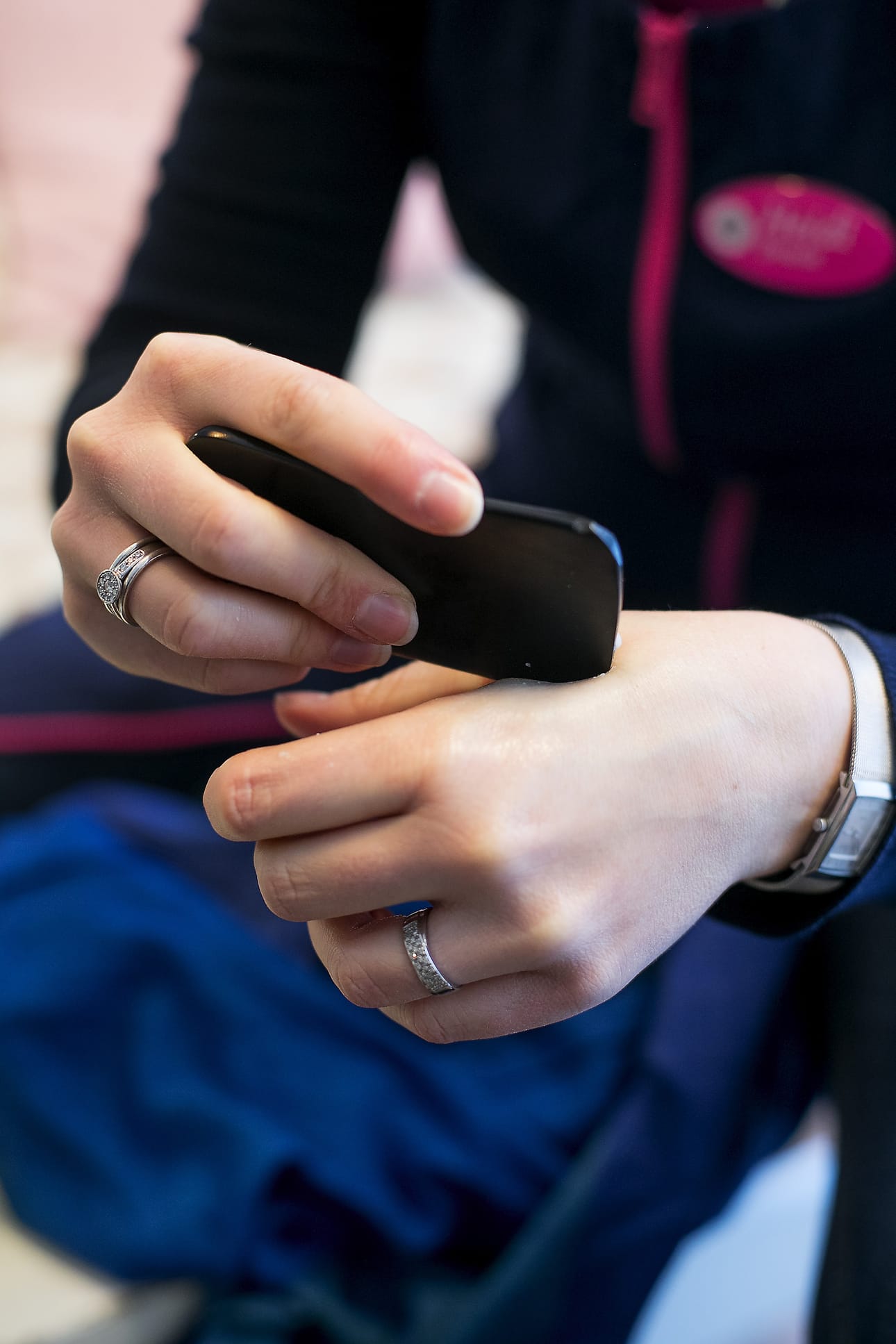 Hintermeyer käyttää akupainannassa myös Gua sha -kampaa. Akupisteiden painelu rentouttaa ja saa synnytyshormonit liikkeelle.