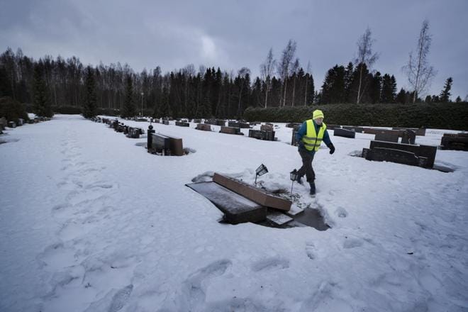 Hautausmaanhoitaja Matti Tapiala sai tiedon tuhotöistä omaisilta keskiviikkona iltapäivällä. KUVAT: MINNA ANTILA