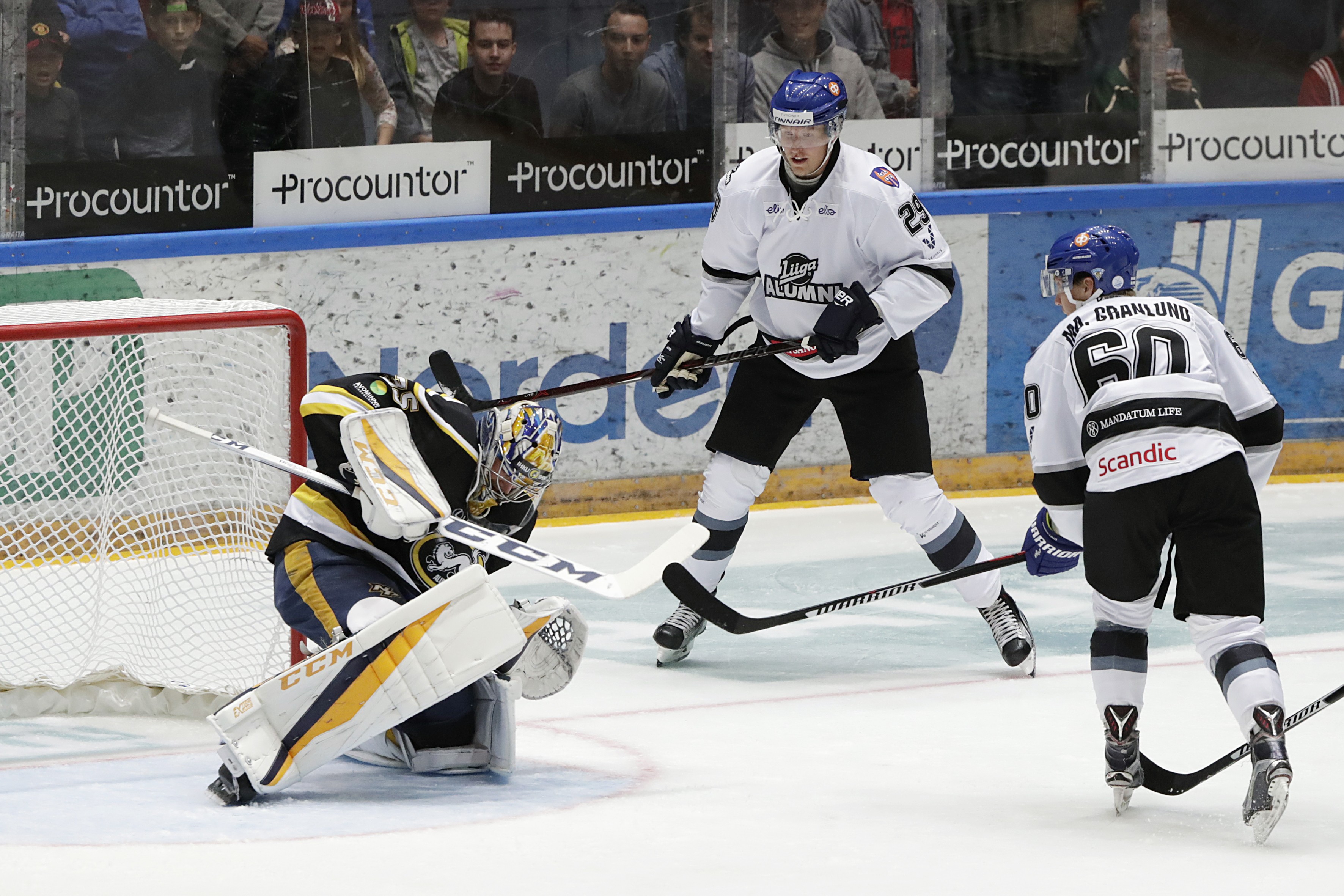 Patrik Laine (kesk.) ja Markus Granlund järjestelivät tukalia hetkiä maalivahti Pekka Rinteelle.