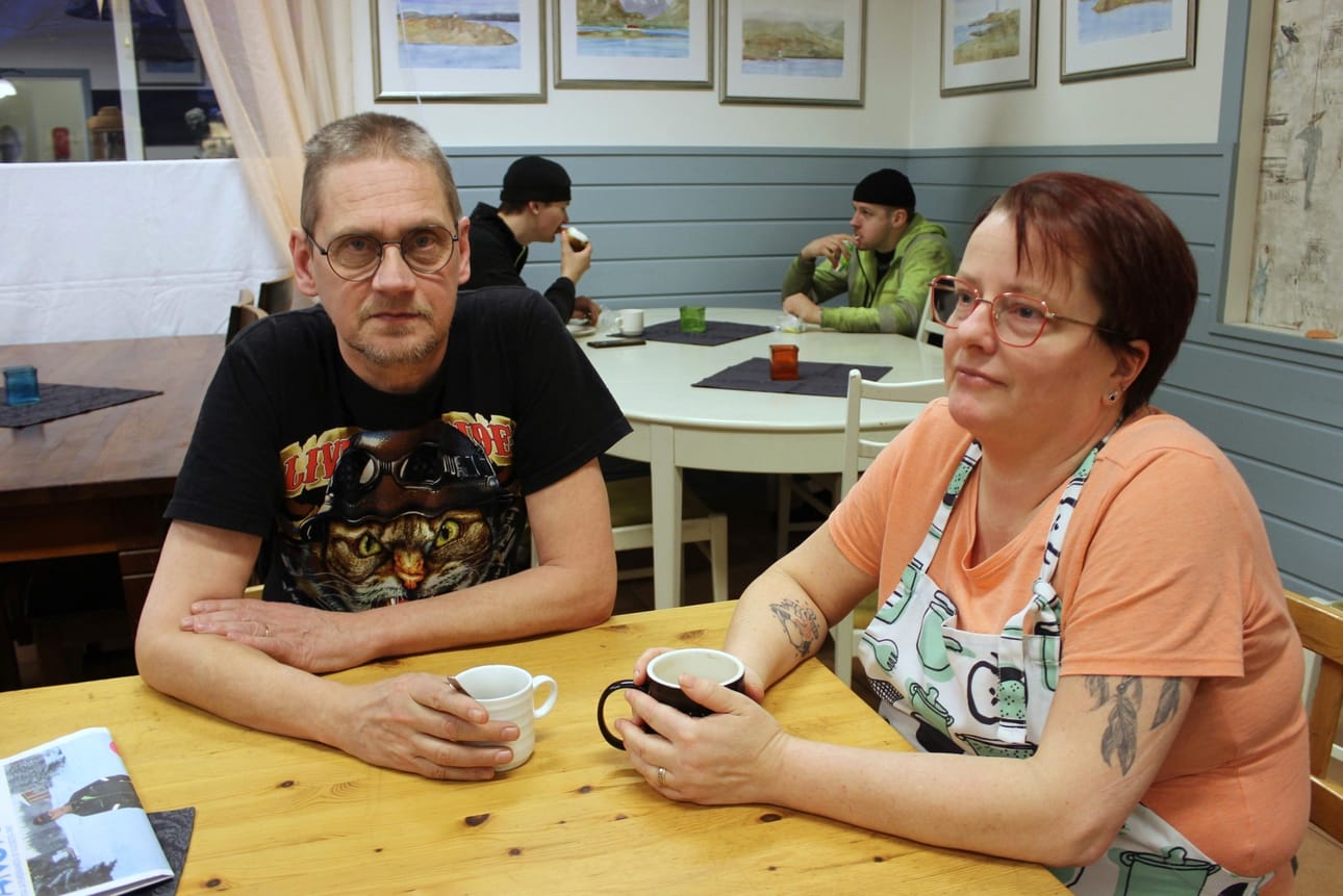 Kaskislaiset Roger ja Susanna Roos nauttivat joulussa erityisesti rauhasta. Takana teuvalaiset asentajat Lauri Kytölä ja Jere Aho viettävät kahvihetkeä heidän kahvilassaan.