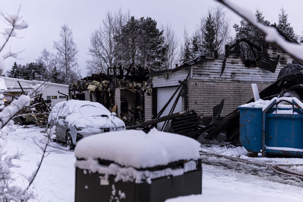 Pelastuslaitos joutui purkamaan kattoa sammutustöiden yhteydessä.