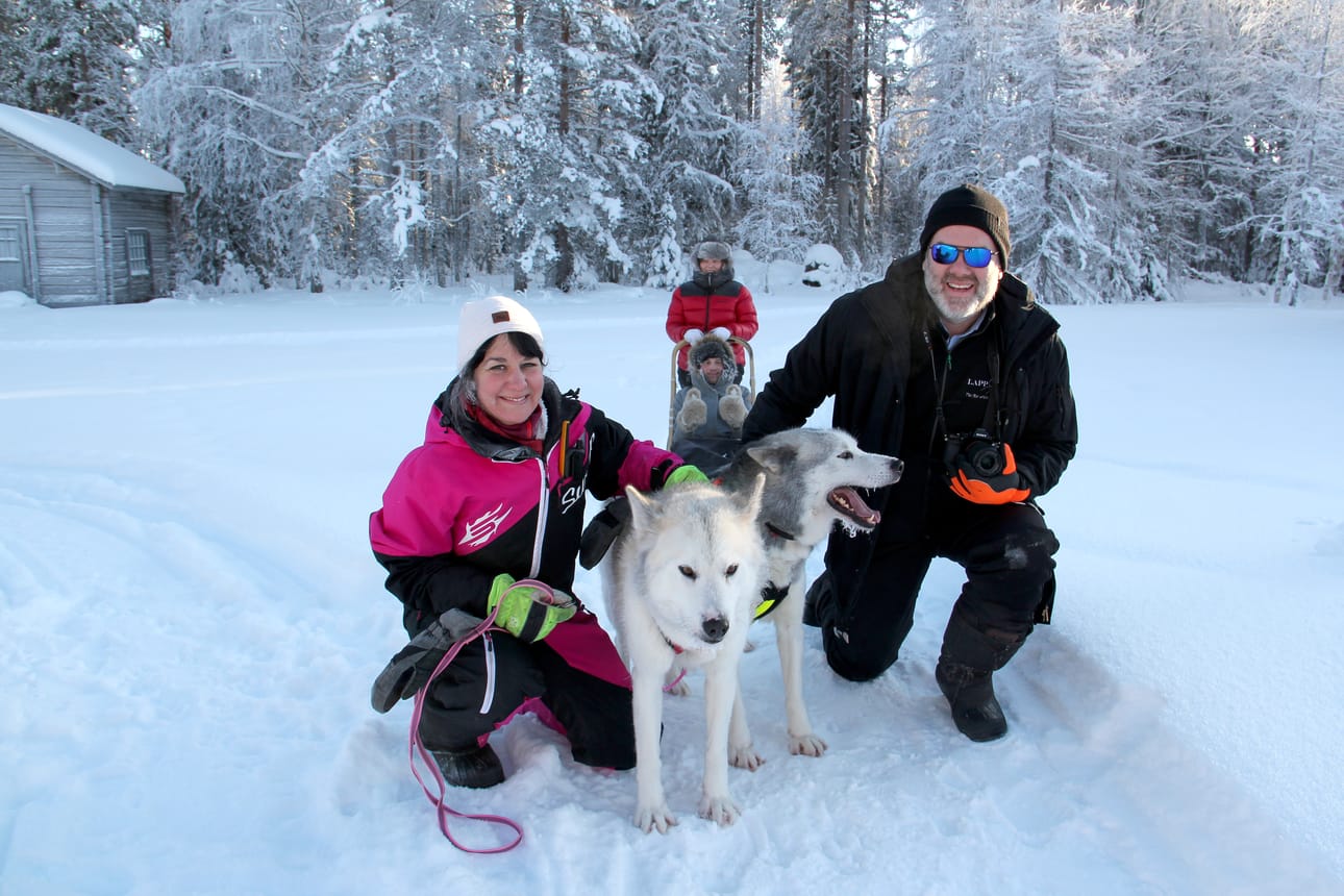 Simona Pinco ja Alessandro Maccari pyörittävät Old Pine Husky Lodgea Keminmaan Honkamaassa. Huskyajelulla kävivät hiljattain haaparantalaiset Ida Viitanen ja Kimmo Kantolainen. Heitä vetivät reessä huskyt Grönlanti ja Jäätikkö.