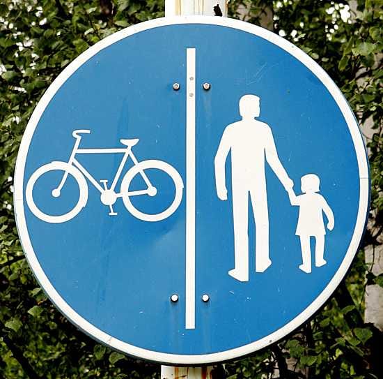 Tuirassa Kalliotiella pyöräilijöiden kaista on erotettu selkeällä kynnyksellä.