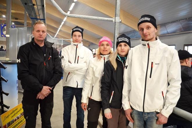 Markus, Eemeli, Minna, Henna ja Arttu Puoliväli avasivat perjantaina yleisölle ovet uuteen navettaansa Paalijärvellä.