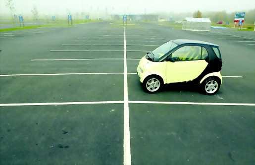 Ei parkkeerausongelmia. Smart ForTwo mahtuu Kaakkurin marketin perhepaikalle poikittainkin.
