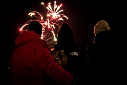 Uudenvuoden ilotulitus Kuusisaaressa sai oululaiset liikkeelle – välillä lapset kiljuivat ihastuksesta rakettien leiskuessa