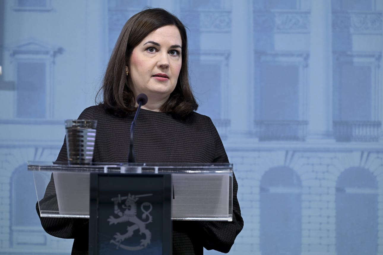 Sosiaaliturvaministeri Sanni Grahn-Laasonen (kok.) haluaa selvittää pienituloisten yrittäjien eläkemaksuihin liittyvää ongelmaa.
