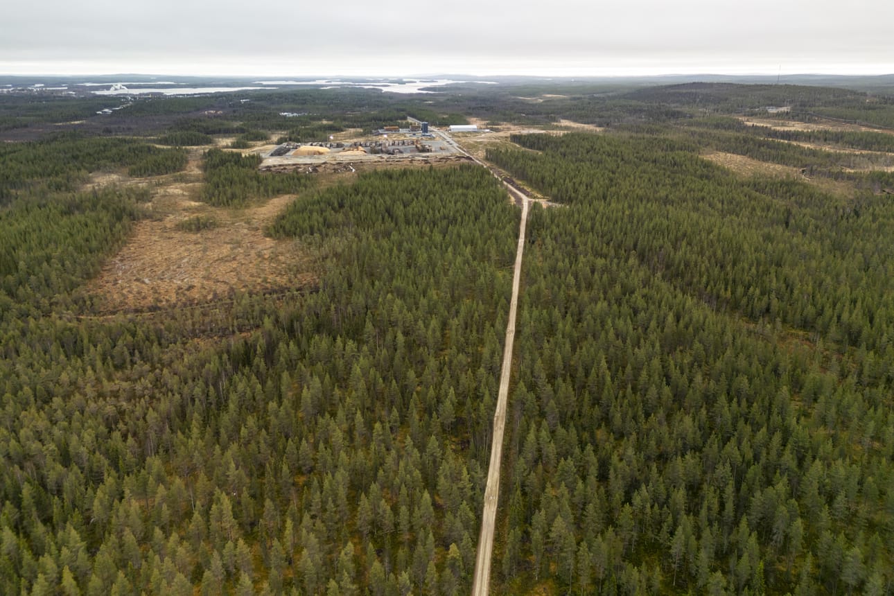 Datakeskukselle varattava alue sijoittuu Majavasuo-nimiselle kiinteistölle, jonka läpi kulkee Säynäjäjoentie (kuvassa keskellä). Taustalla näkyy Mäntyselän teollisuusalueen puuterminaali ja rakennuksia.