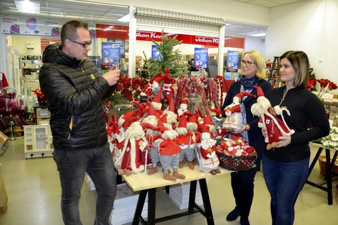 Kuvaat, kuvailet tai tägäät Facebookissa kommenttikenttään sen alajärveläisen liikkeen, josta joululahjat ostit. Näin neuvovat Toni Harjula, Kirsi Kujala ja Maria Yli-Sikkilä Facebook-kisaan osallistumisesta. Yrittäjäyhdistyksen edustajat poikkesivat Alajärven Paavolantorin Puttipaja-myymälään. KUVA: SARI HEINILÄ