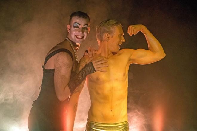 Elias Berglund on Frank'n Furter ja Mikko Sippola on Rocky. KUVA: RAMPPI.