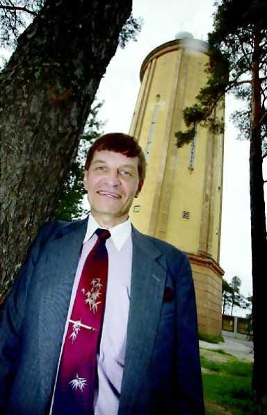 Minua on kutsuttu mister Vesitorniksi Ismo Asola naureskelee.