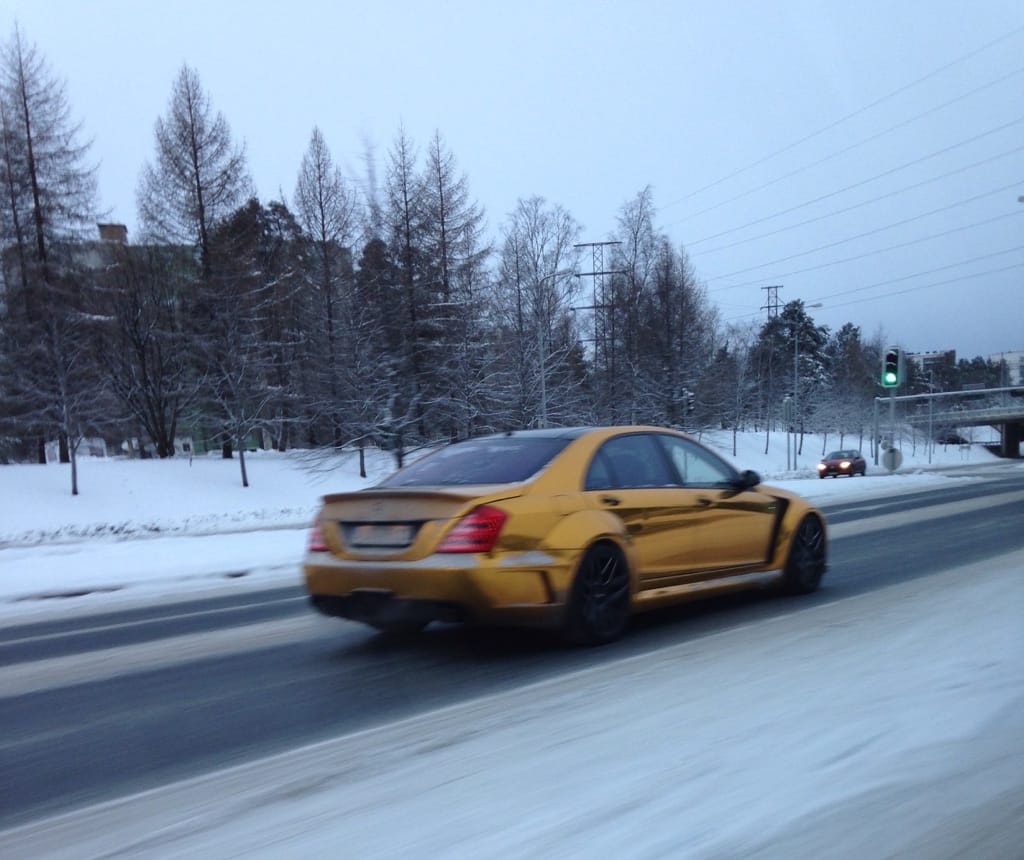 Sekä elokuva että kullan väriseksi teipattu auto liittyvät poliisilta syyttäjälle siirtyneeseen rikoskokonaisuuteen.