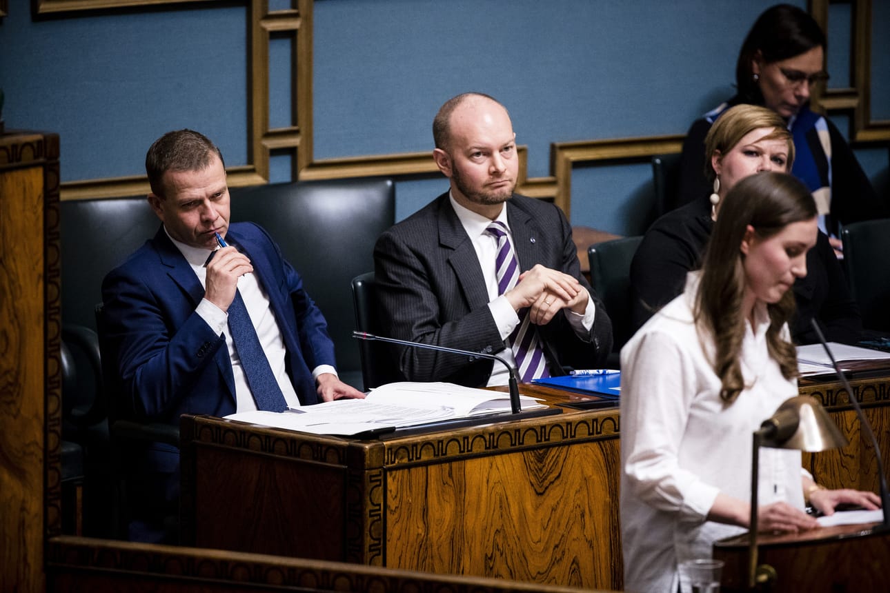 Keskustelu välikysymyksestä käytiin keskiviikkona. Ministerit Petteri Orpo, Sampo Terho ja Annika Saarikko kuuntelivat, kun oppositiojohtaja Sanna Marin penäsi muun muassa suurempaa hoitajamitoitusta lakiin.