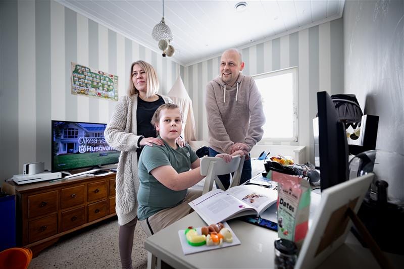 Verneri Katajamäelle on tehty lukuisia leikkauksia, joissa asennetut laitteet ohjaavat ylimääräisen nesteen pois aivokammioista. – Pojan elämä on 11 vuoden ajan ollut tasapainon löytämistä. Kaikki mahdolliset laitteet ja niiden yhdistelmät on kokeiltu, Heini ja Antero Katajamäki kertovat.