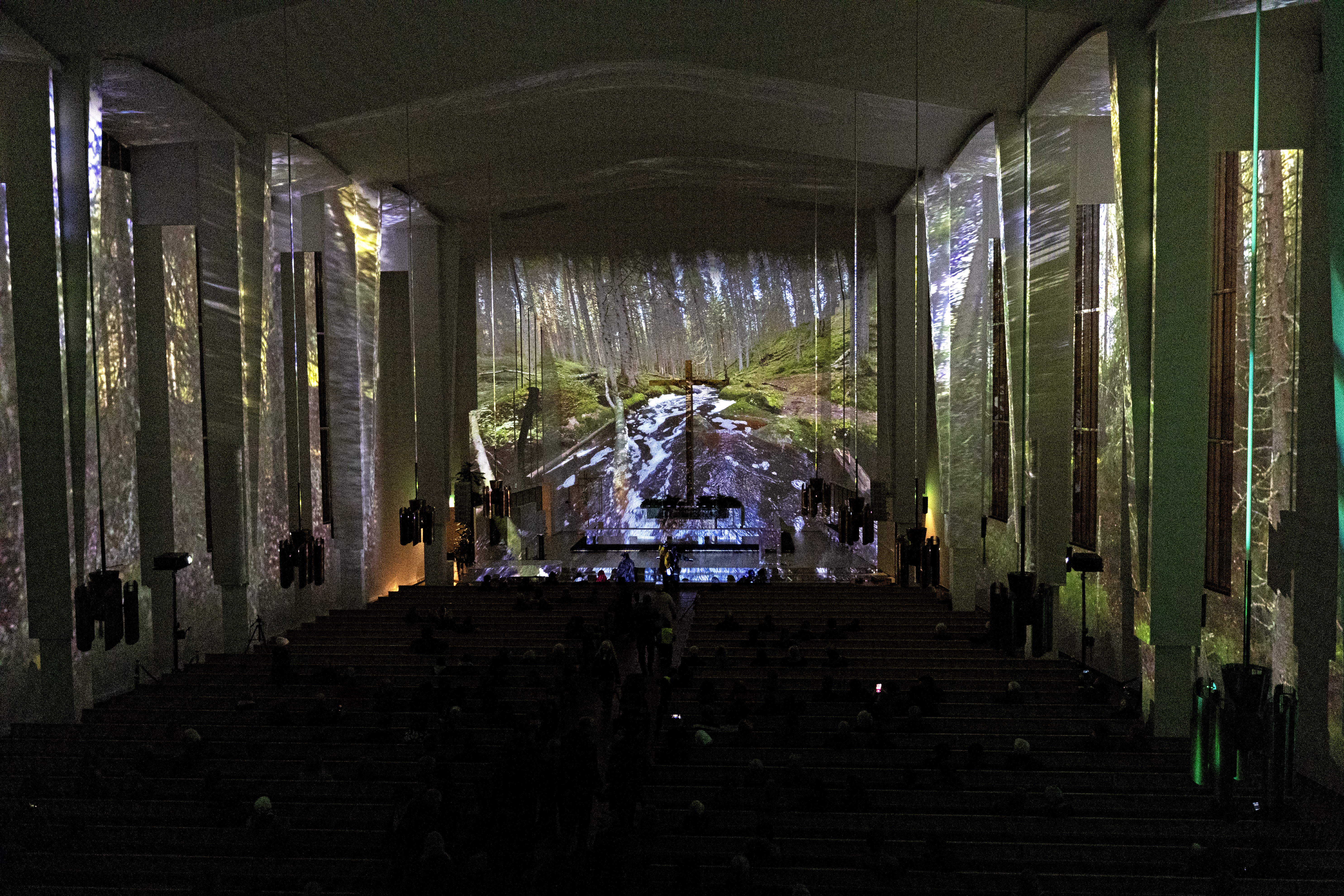 Metsäaiheinen videoteos levittäytyy Lakeuden Ristin alttari- ja sivuseinille.