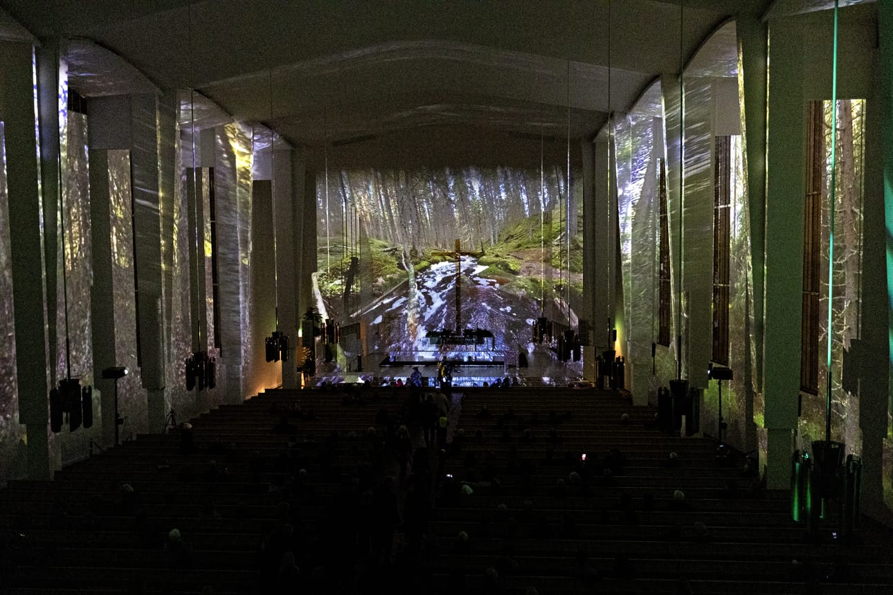 Metsäaiheinen videoteos levittäytyy Lakeuden Ristin alttari- ja sivuseinille.