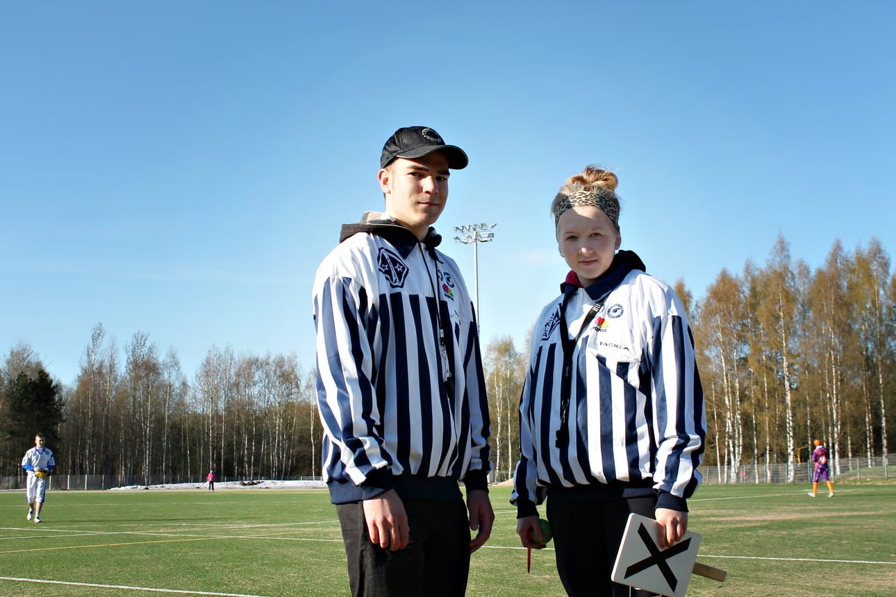 Antti Kiviniemi ja Pinja Torro viihtyvät pesäpallon parissa, vaikka ilkeää palautetta tulee ajoittain.