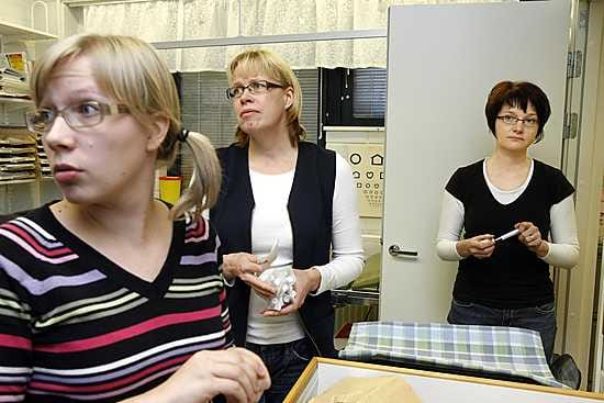 Terveydenhoitajat Eeva Kähkönen (vas.), Taina Kostamo ja Päivi Ruhanen rokottavat tällä viikolla 40 odottavaa äitiä Rajakylän terveysasemalla. Kaikki ovat saaneet itsekin jo rokotteen sikainfluenssaa vastaan.
