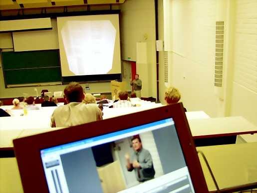 Luento videolle. Päätoiminen tuntiopettaja Veikko Mynttinen luennoi graafisen suunnittelun kurssia.