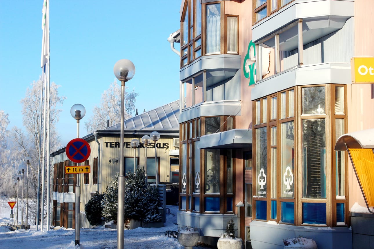Kaskisten kirjasto sijaitsee yhä torin laidalla, alhaalla olevassa rakennuksessa. Arkistokuva.