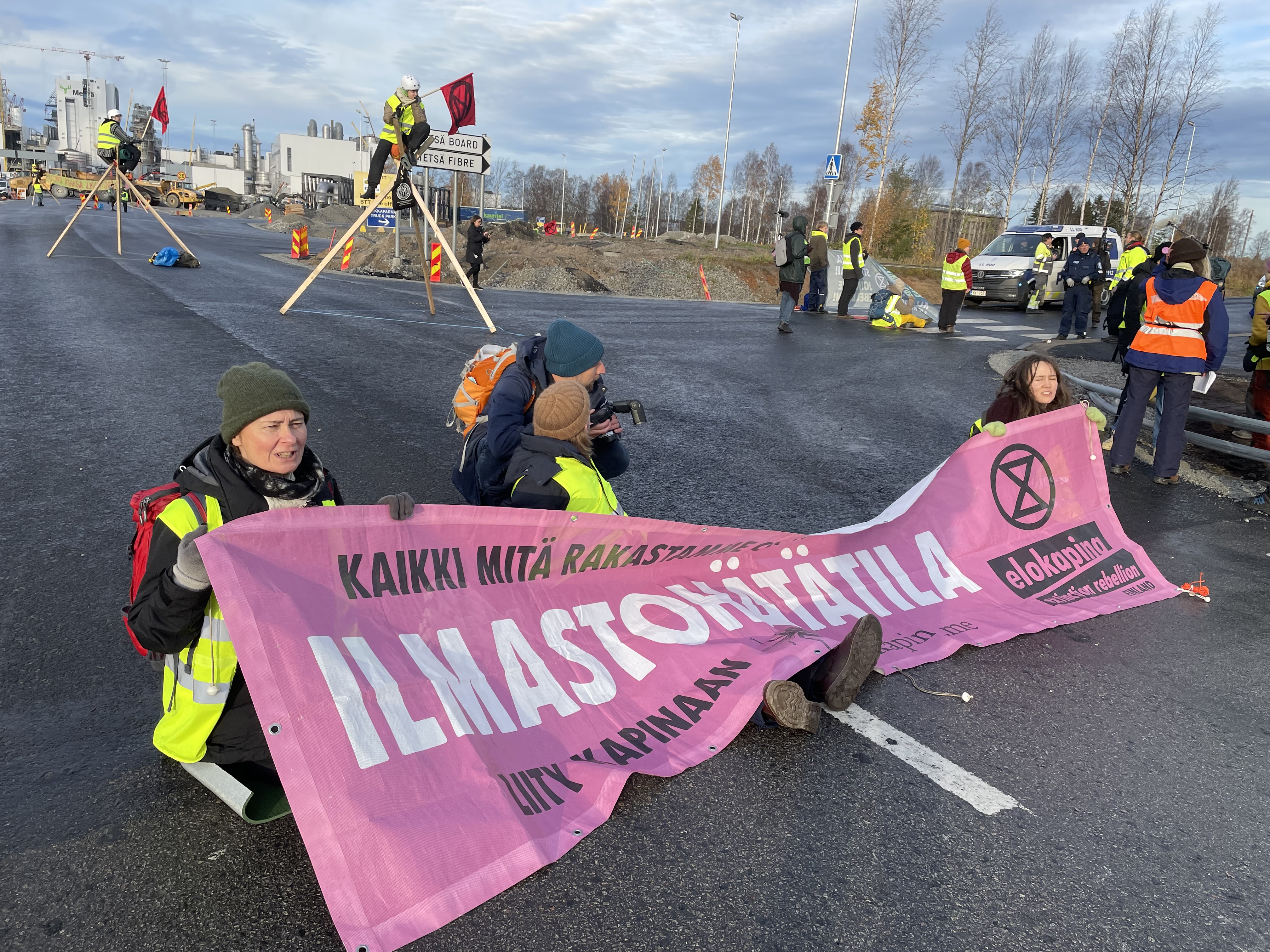 ”Emme me täällä huviksemme istu” – Elokapina tukki kadun päiväksi