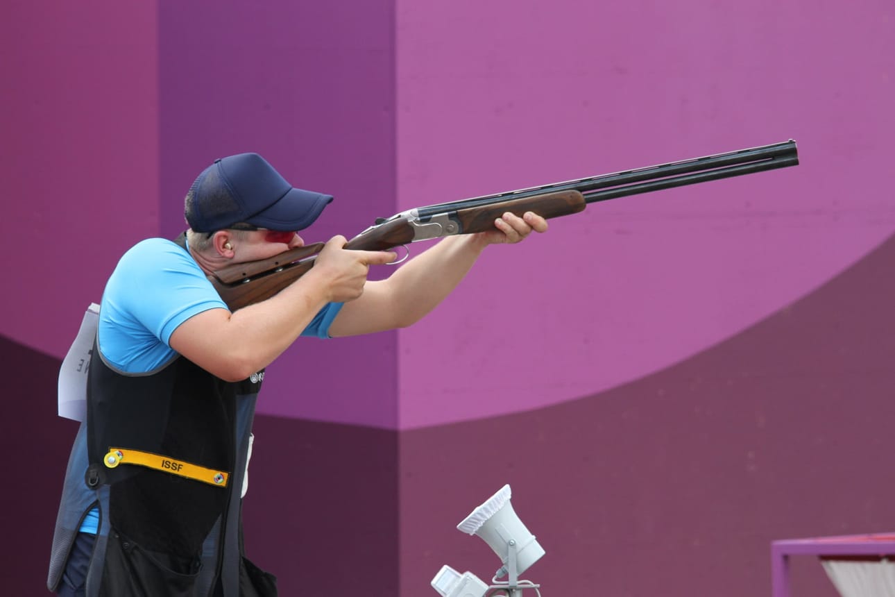 Eetu Kallioinen jahtaa mitalia skeetin olympiafinaalissa.