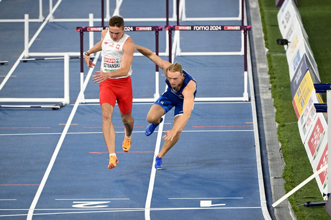 Santeri Kuusiniemi törmäsi juoksun aikana puolalaiseen Jakub Szymanskiin. LEHTIKUVA / JUSSI NUKARI