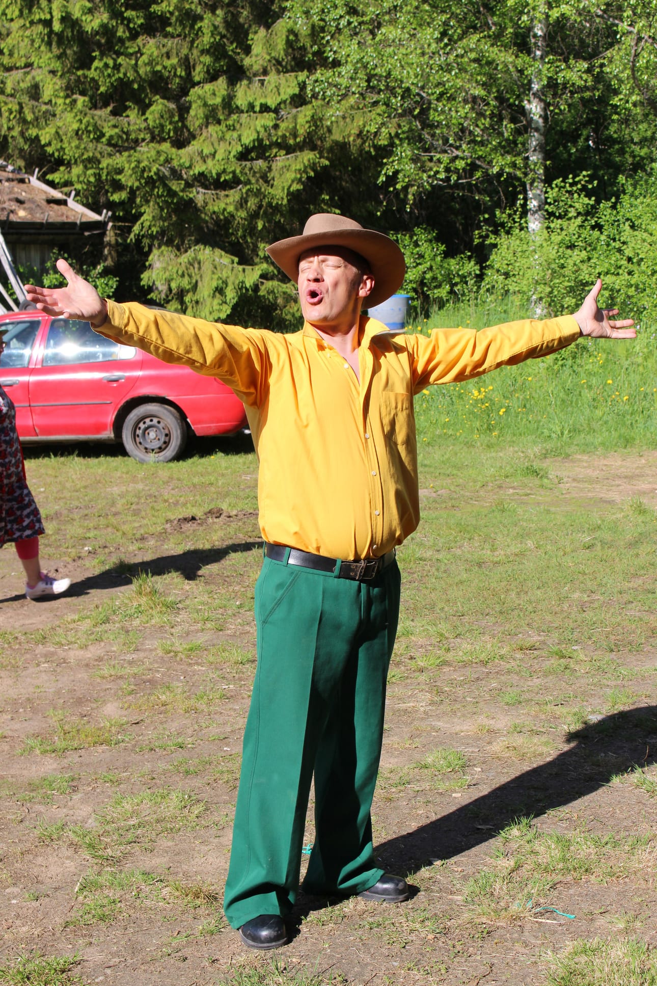 Isä Kiljunen (Juha Kauppinen) otti rohkealla tyylillä yhteyden myös yleisön suuntaan.