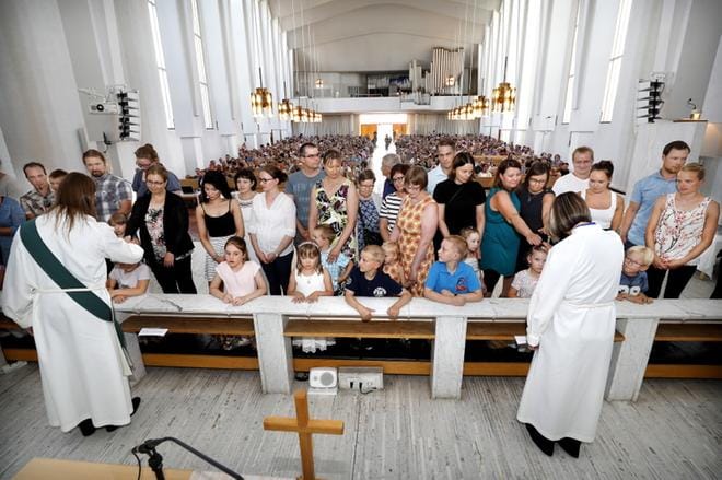 Tulevat ykkösluokkalaiset siunattiin tilaisuudessa kouluittain. Vanhemmat, kummit, isovanhemmat ja muut läheiset saivat osallistua siunaukseen. Ylivahtimestari Maarit Ilosen mukaan osallistujia oli enemmän kuin aiempina vuosina. KUVAT: JOUKO HÄNNINEN