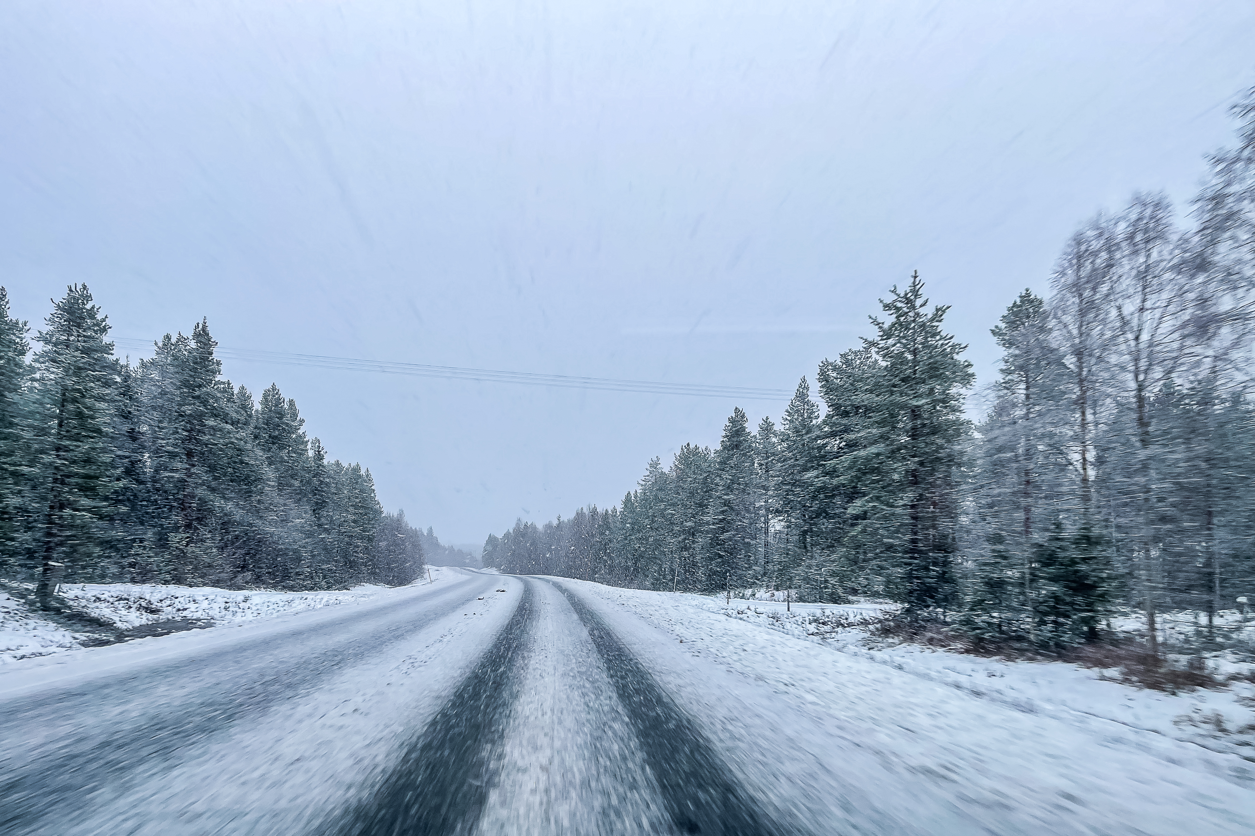 Viitostie eli valtatie 5 oli luminen Kuusamon Nissinvaarassa torstainaamuna 12. lokakuuta 2023.