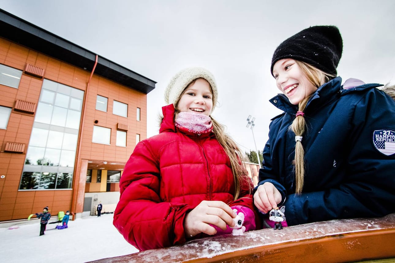 Ounasrinteen koulun neljäsluokkalaiset Laura Tikkanen ja Ronja Tuomela viihtyvät välitunnilla yleensä kahdestaan.