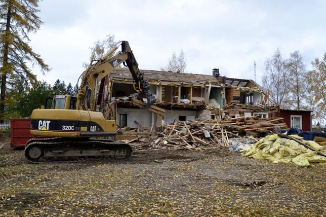 Alajärven Aalto-keskuksen vieressä sijaitseva entinen Touhulan päiväkoti on nyt purettu. KUVA: MARKKU TURPELA