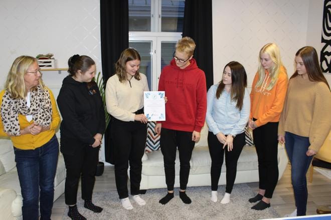 Nuorisosihteeri Harriet Lindelöf-Sahl Sakftungista, nuorison edustajat Jenna Ingves ja Natascha Yli-Valkama Kantakaupungista, Morris Björni Itäpuolelta, Josefine Rönnqvist Skaftungista sekä Jenna Ojanperä ja Saara Kuja-Halkola Kantakaupungista ihailevat tunnustusta. KUVA: TAUNO RIIHILUOMA